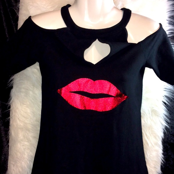 torrid Tops - LIVE 13 NWOT TORRID “Kiss” Peekaboo Top Sz 00